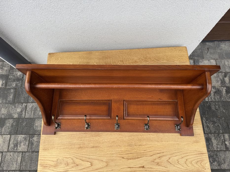 Дубова настінна вішалка привезена з Нідерландів.