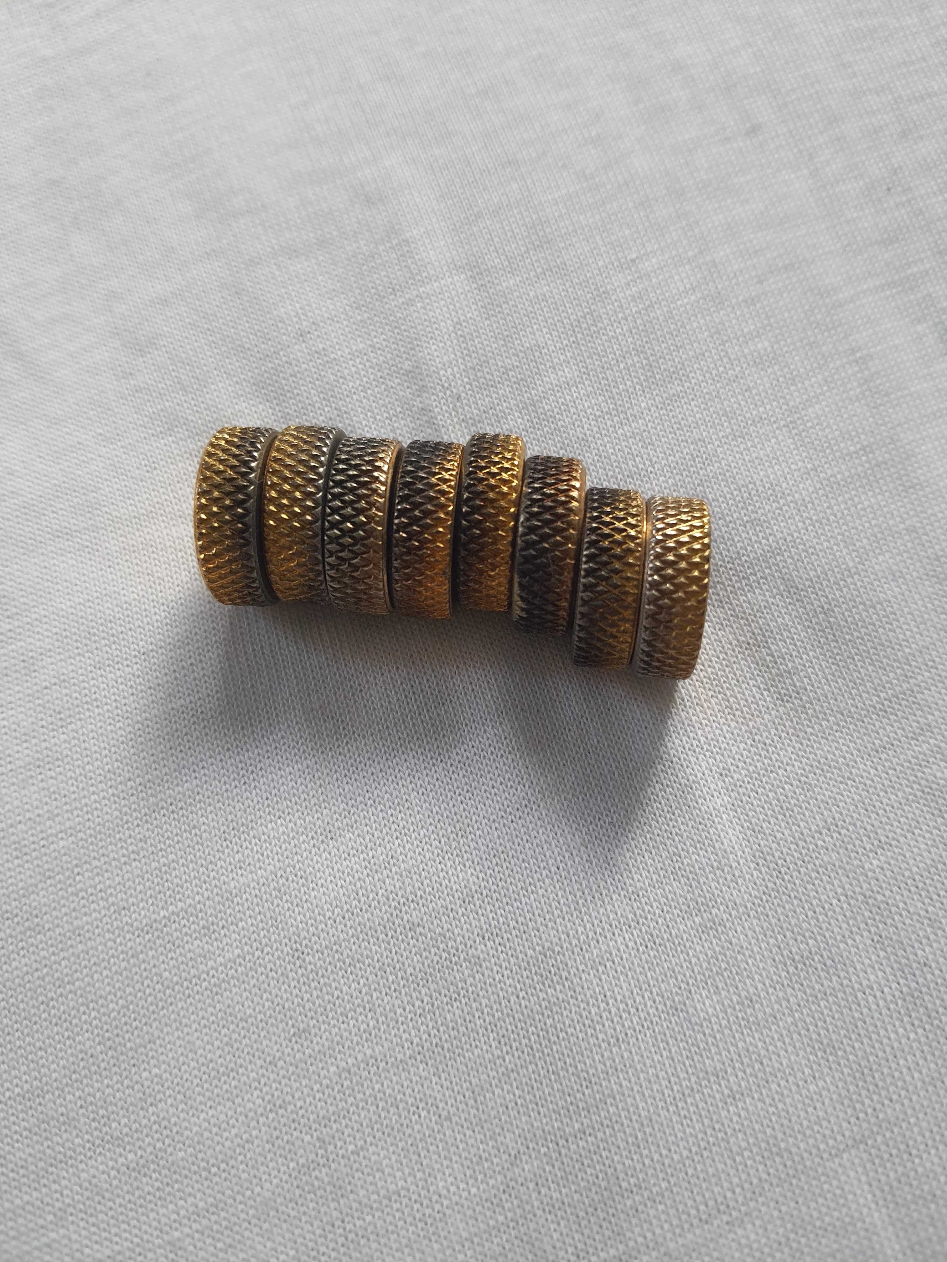 Podkładki mosiężne pod kolce do kolumn głośnikowych.
