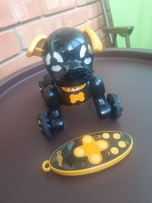 Робот-песик на пульті керування