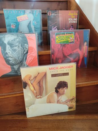 Vendo coleção antiga de discos de vinil dos Rolling Stones.