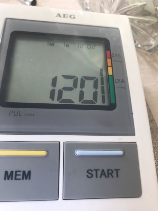 Ciśnieniomierz naramienny AEG.