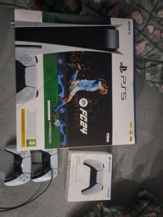 Konsola Ps5 standard edition plus 2 sprawne kontrolery