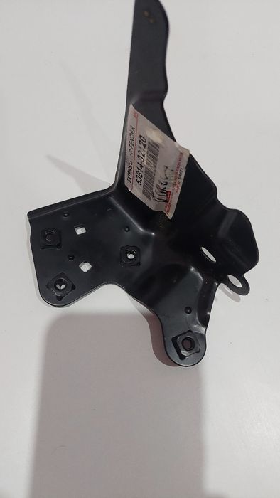 Toyota Corolla E18 13-18 uchwyt fartuch blotnik przód L