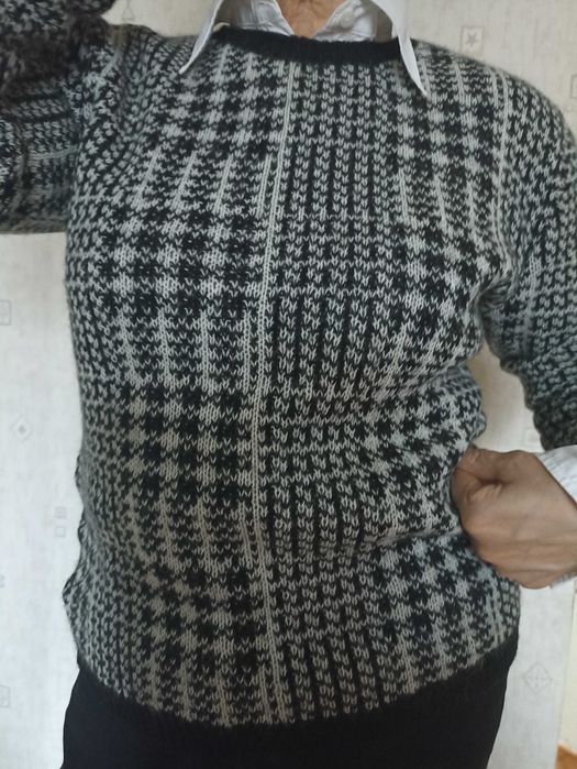 Її теплый чёрно-белый свитер