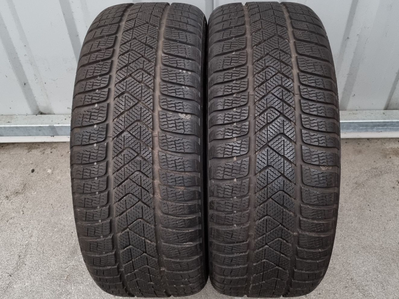 Opony używane ZIMOWE 235/45/18 Pirelli 7,5mm 550zł/2szt.