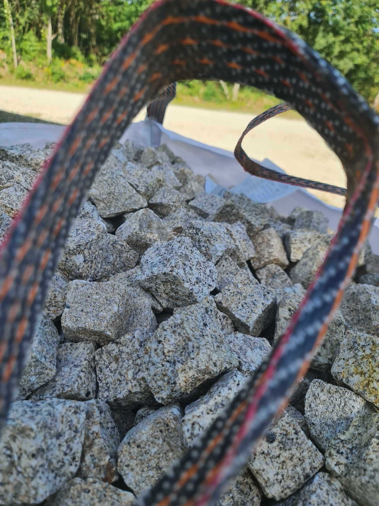 Paralelos de granito, cubos e meios cubos, rústicos ou serrados.