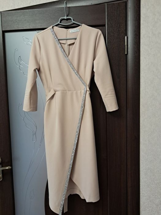 Продам нарядне жіноче плаття.