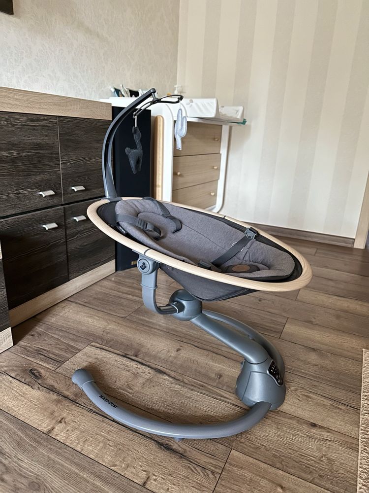 Заколисуючий центр Maxi-Cosi Cassia Graphite