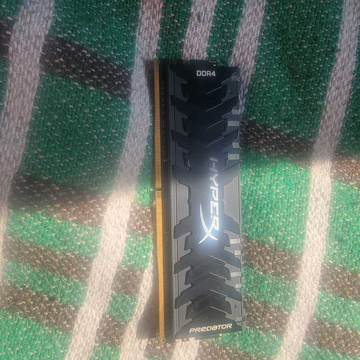 Пам'ять HyperX 16 GB DDR4 3000 MHz Predator RGB (HX430C15PB3A/16)