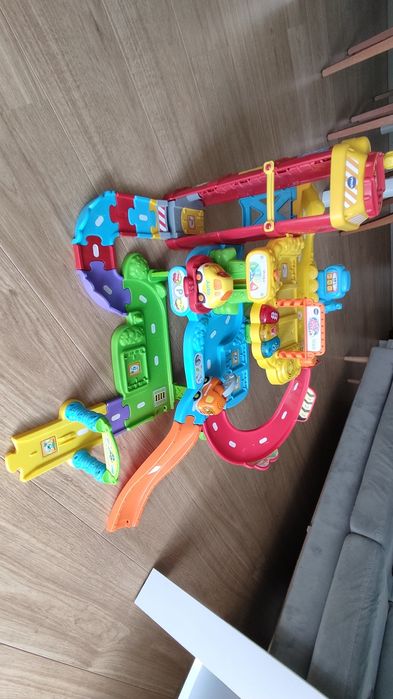 Vtech, Tut Tut Autka, Garaż. Posterunek Policji. Autka 4 sztuk.