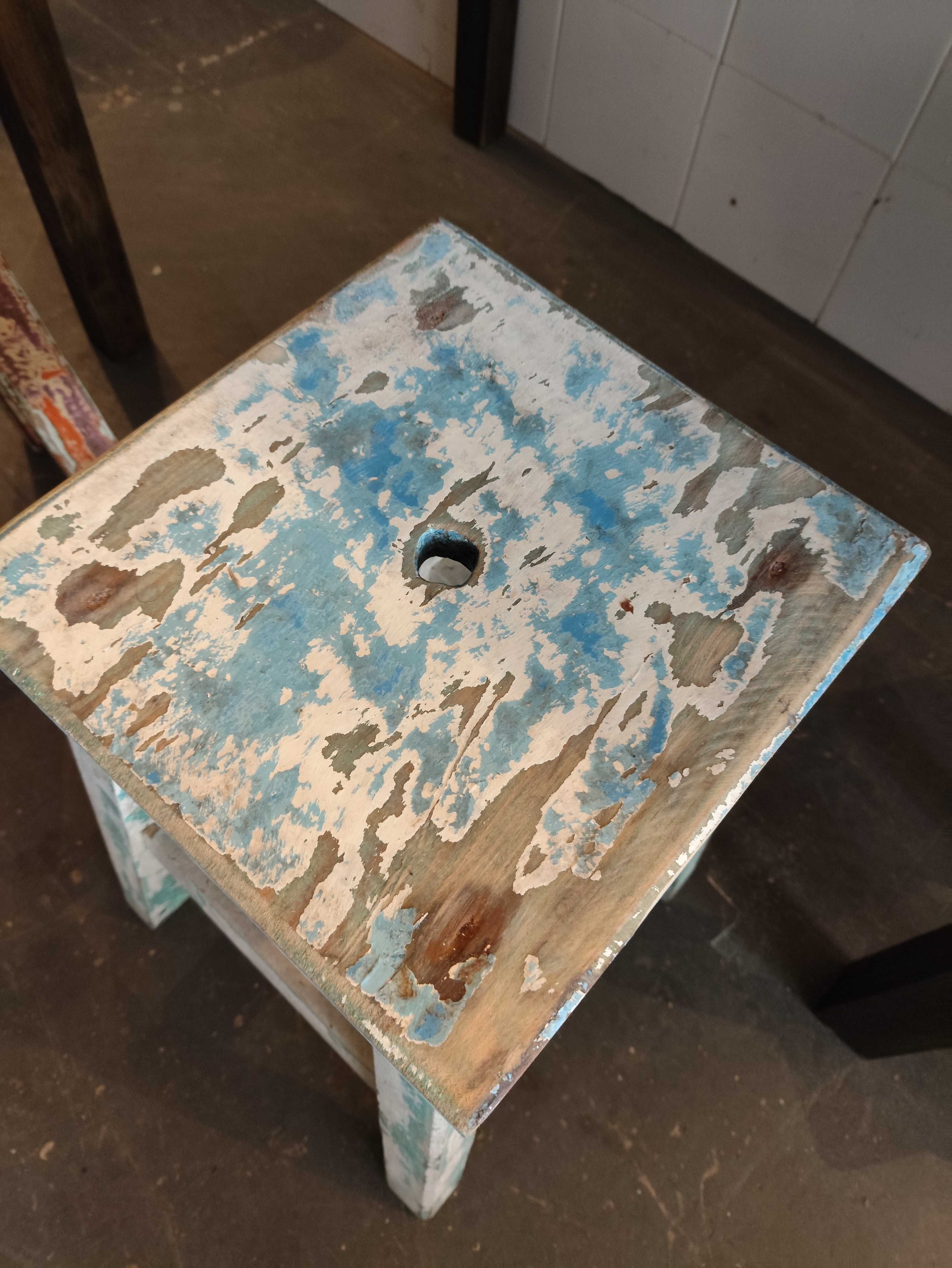 Mesa de taberna e bancos