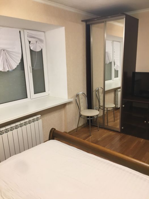 бульвар Лесі Украінки,14 подобово.метро Палацу Спорту