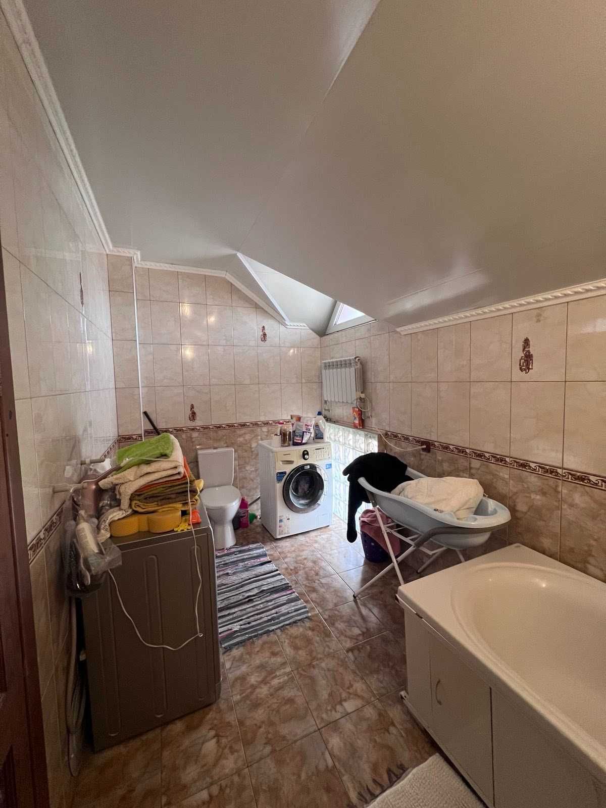 № 12393 - Продається двоповерховий будинок в центрі міста, 160 кв.м.!