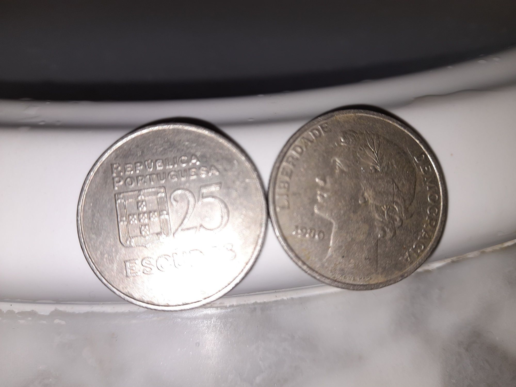 2 moedas de 25 escudos de 1980