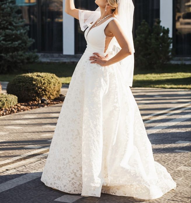 Продаю весільну сукню