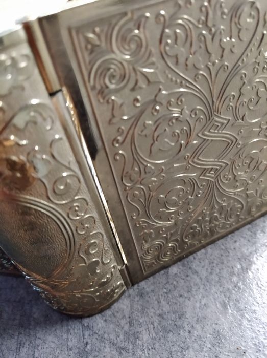 Zegar budzik w kształcie książki