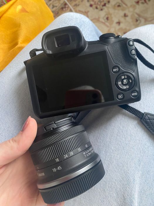 Canon EOS R100 (RF - S 18-45mm F4.5-6.3 IS STM KIT)