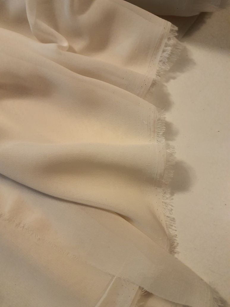 Żorżetka ecru szer.148 cm.