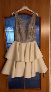 Elegancka sukienka z koronkową górą