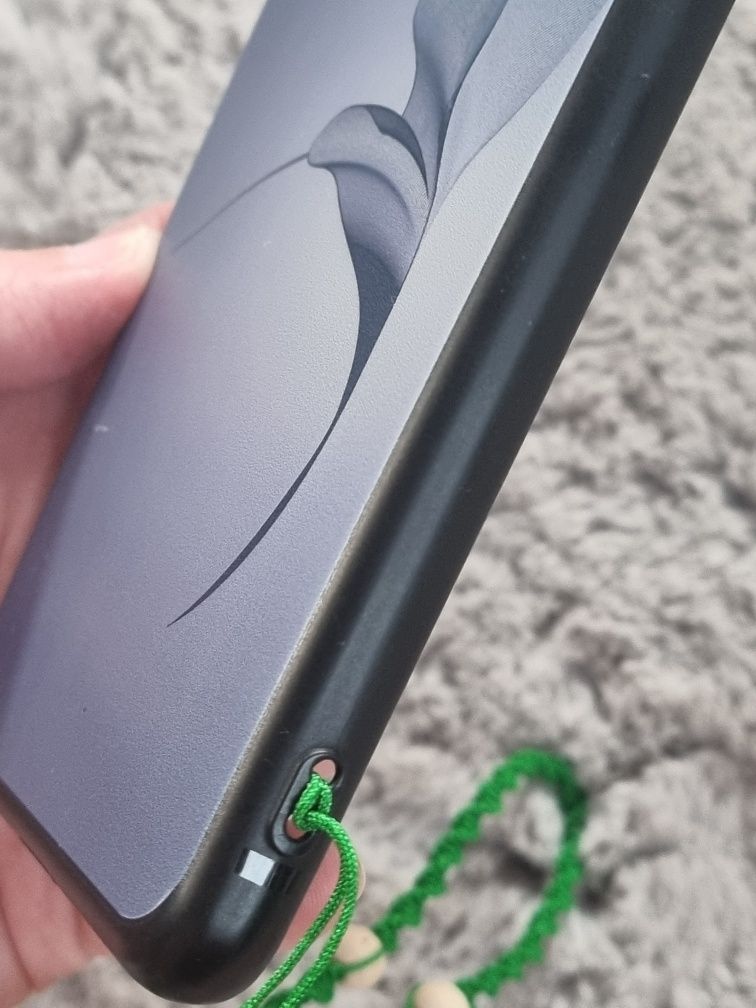 Brelok do telefonu / etui – zielony ze sznurka z drewnianymi koralikam