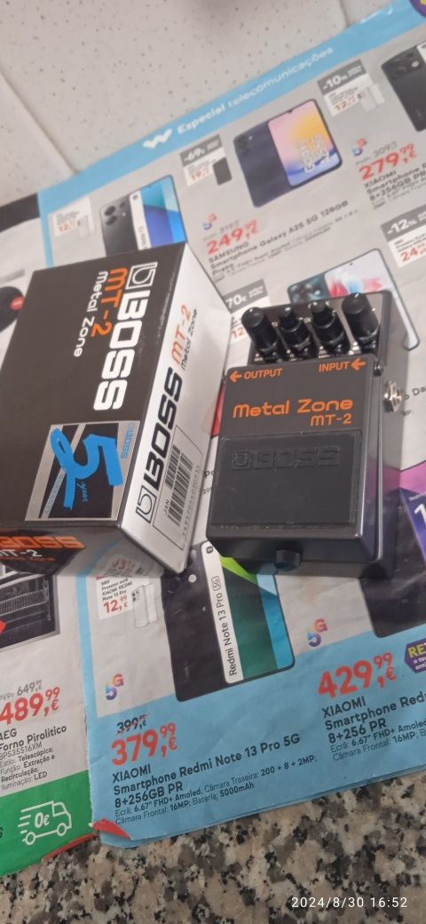 Amplificador. Combo para guitarra elétrica e pedal de efeitos