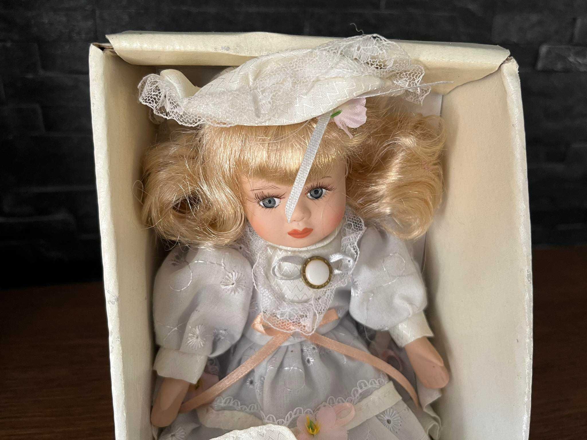 Porcelanowa lalka kolekcjonerska sygnowana z wózkiem