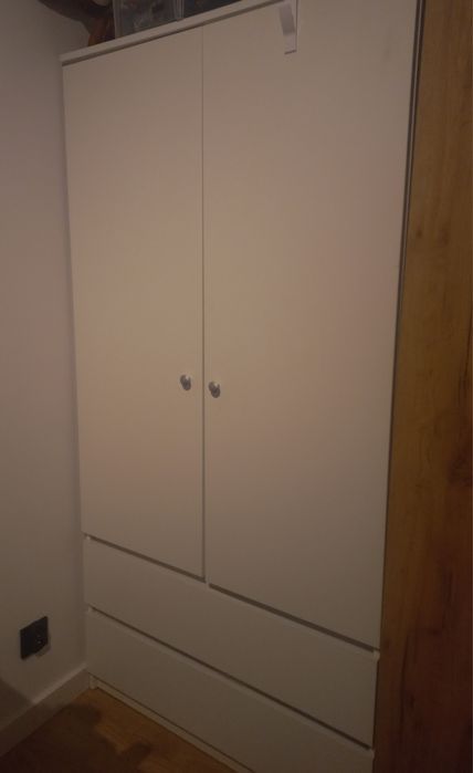 Biała szafa dwudrzwiowa