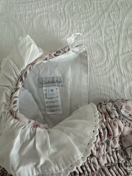 Vestido em tecido floral, com favos, forrado. Pukatuka. 4 anos