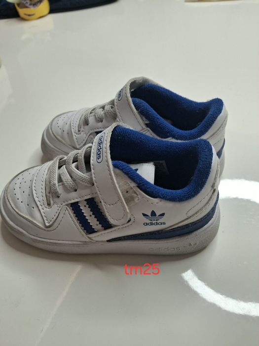 Varios modelos de calçado  de menino