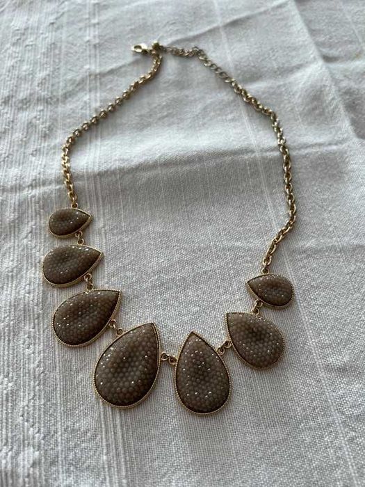 Colar Dourado e Taupe