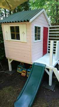 Różowy domek drewniany ogrodowy dla dzieci ze zjeżdżalnią taras