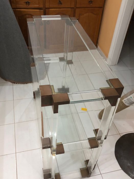 Estante em acrílico e vidro