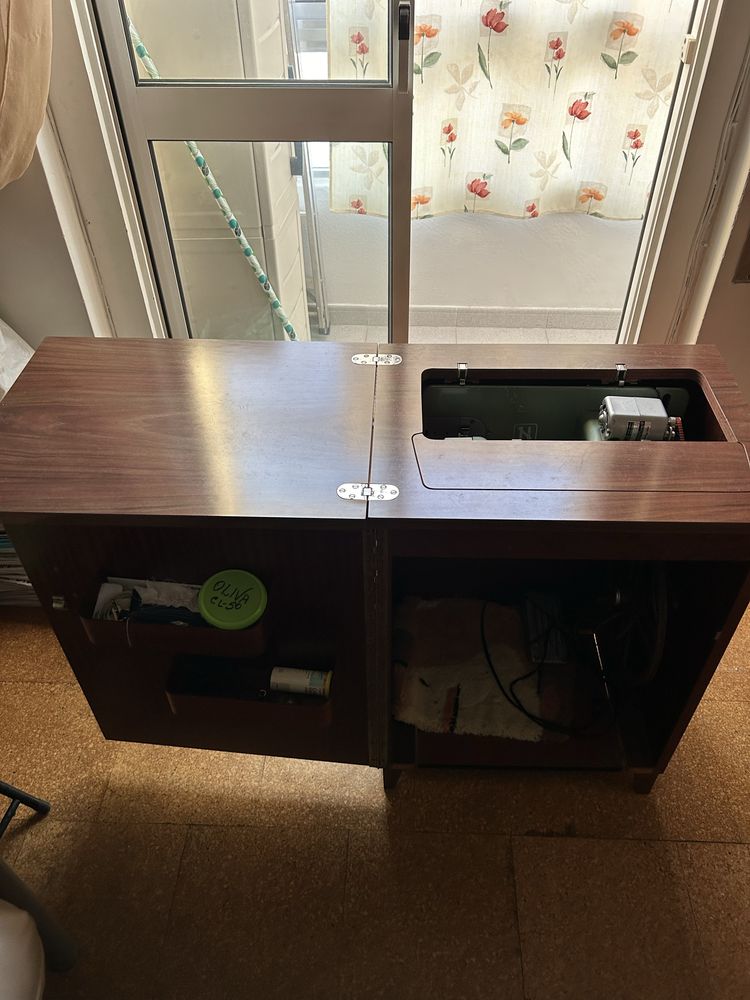Máquina de costura Necchi com móvel