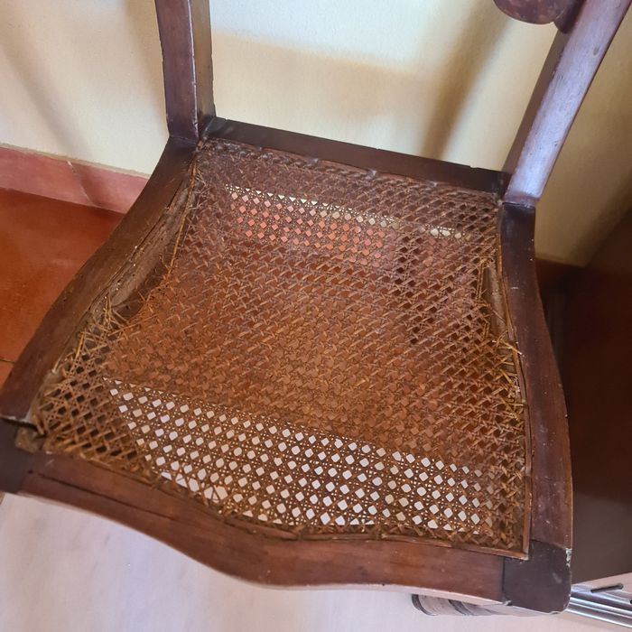 Cadeira com fundo de palhinha