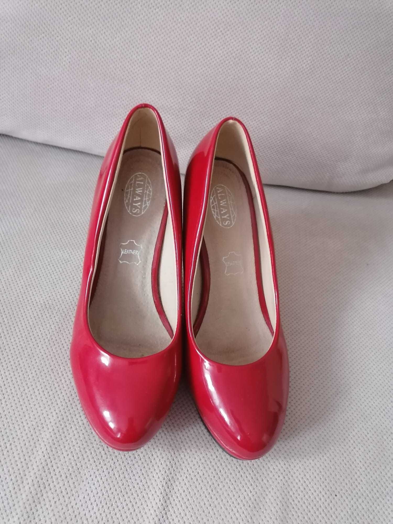 Czerwone buty na obcasie.