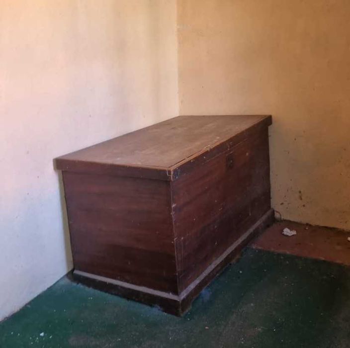 móveis: arca, mesa, cadeiras, bancos para restaurar