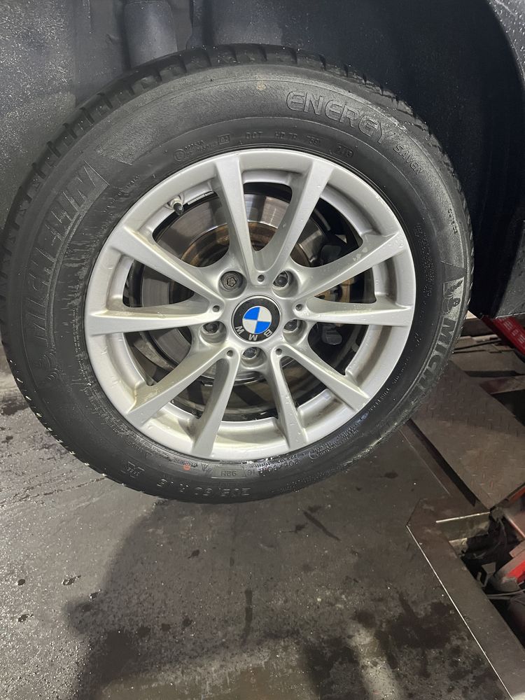 Jantes 16 e pneus Michelin. BMW