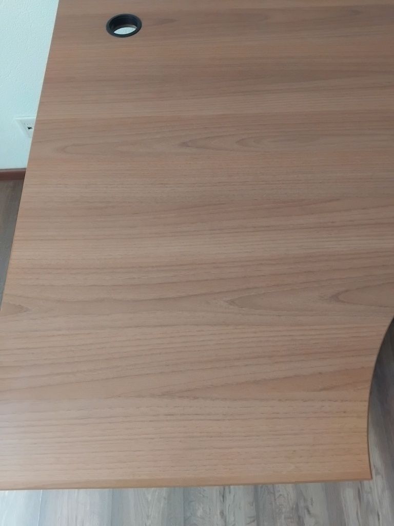 Стіл кутовий в гарному стані 140 х 90 см.