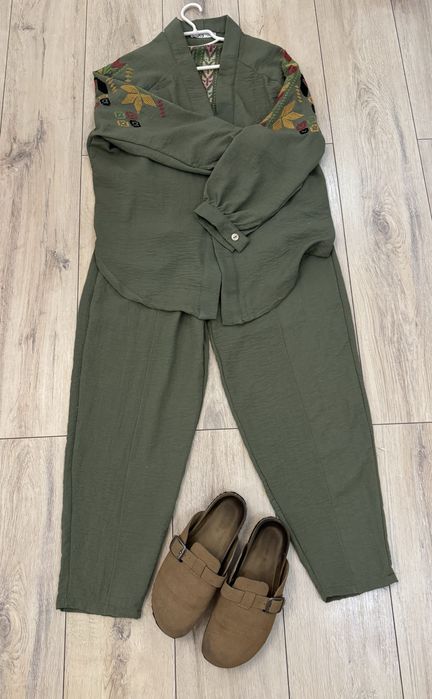 Костюм з вишивкою