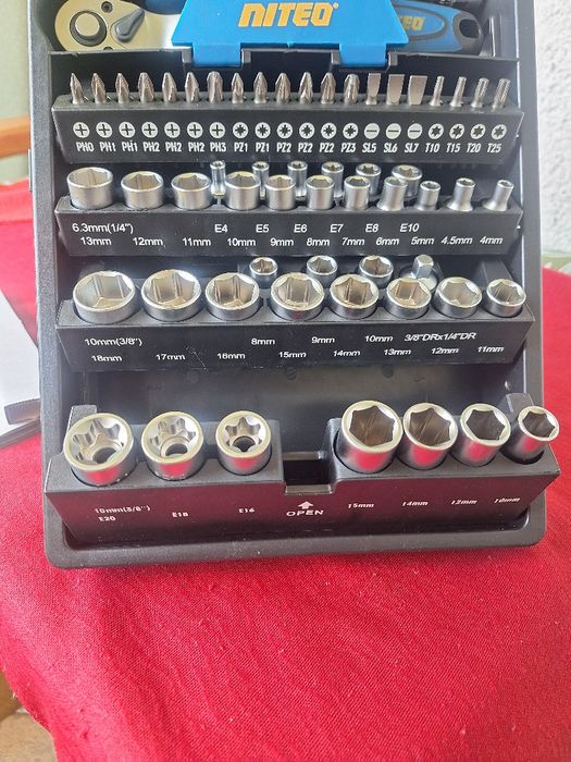 Zestaw kluczy nasadowych.