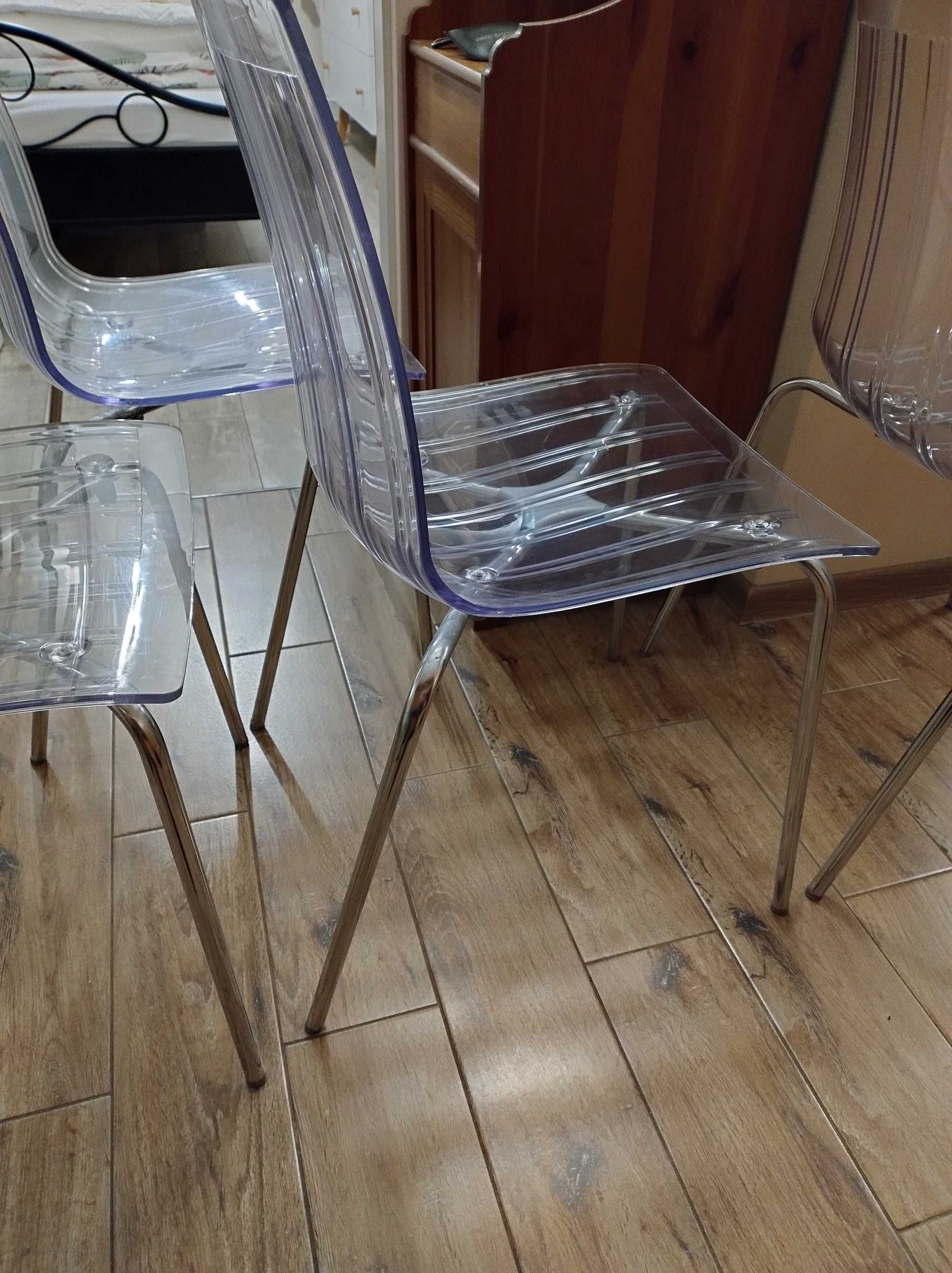 Krzesła plastikowe transparentne