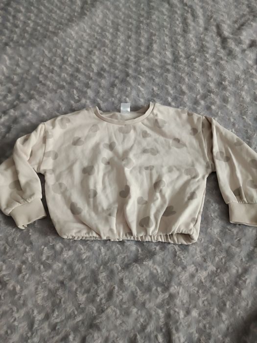 Sweterek dziewczęcy w serduszka