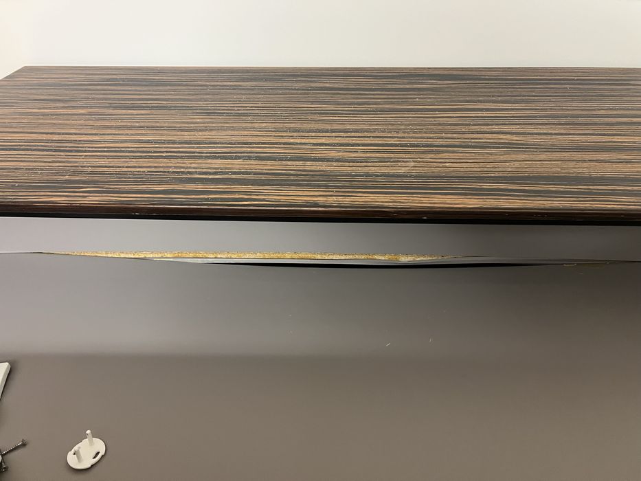 Armario camiseiro a precisar reparação na gaveta