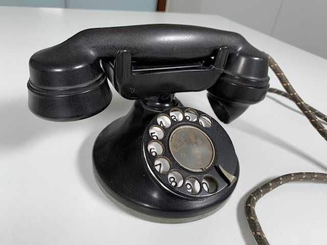 Telefone antigo (anos 30/40) a funcionar.