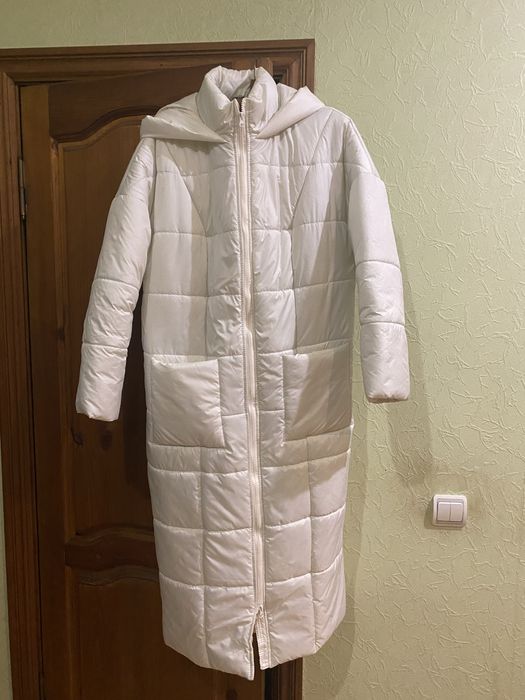 женский  белый длиный поховик