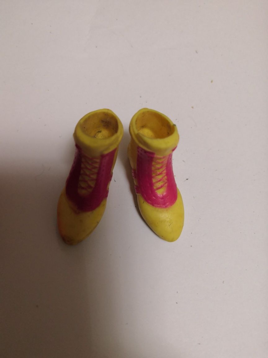 Іграшки / взуття для Барбі