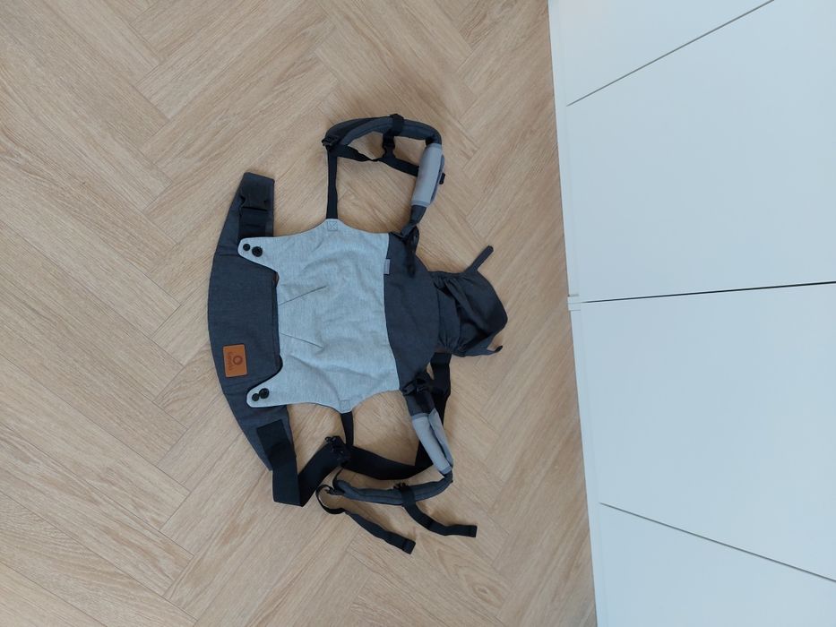 Nosidełko Lionelowi Margaret Urban szare.