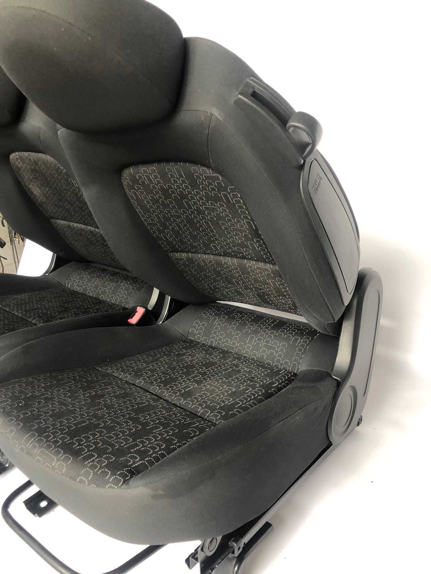 Сиденья передние Mitsubishi Kolt