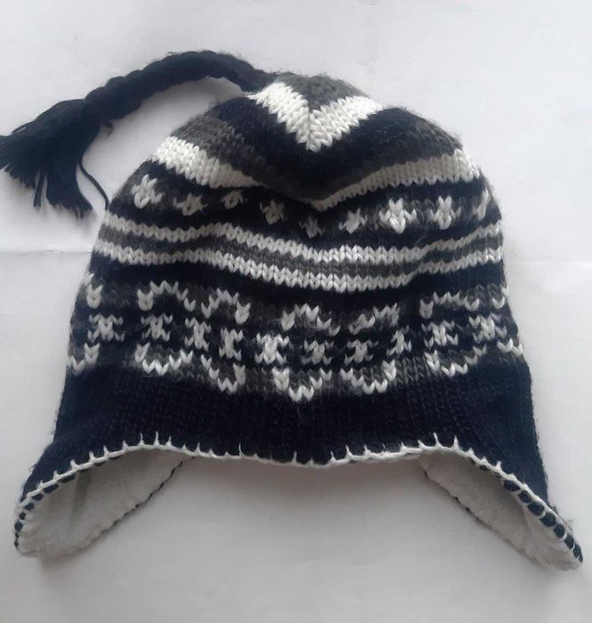 Шапка жіноча молодіжна в'язана чорна з білим орнаментом