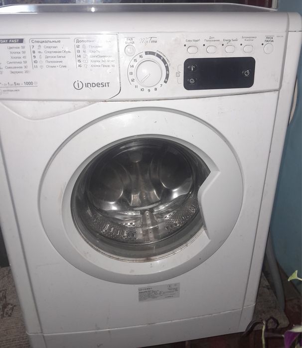 Продам стиральную машинку Indesit на запчасти